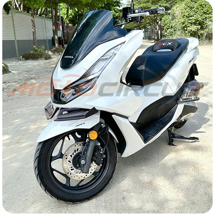 Before and after effect of Honda PCX160 with bird beak deflector